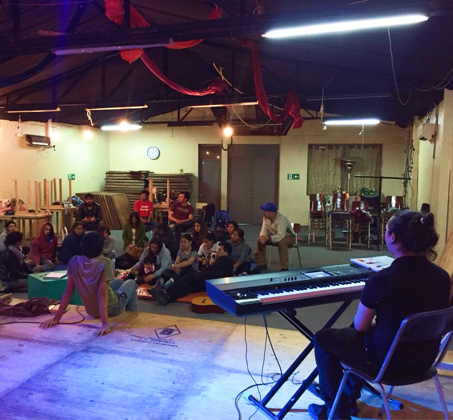 Javier tocando piano para ensayo de teatro