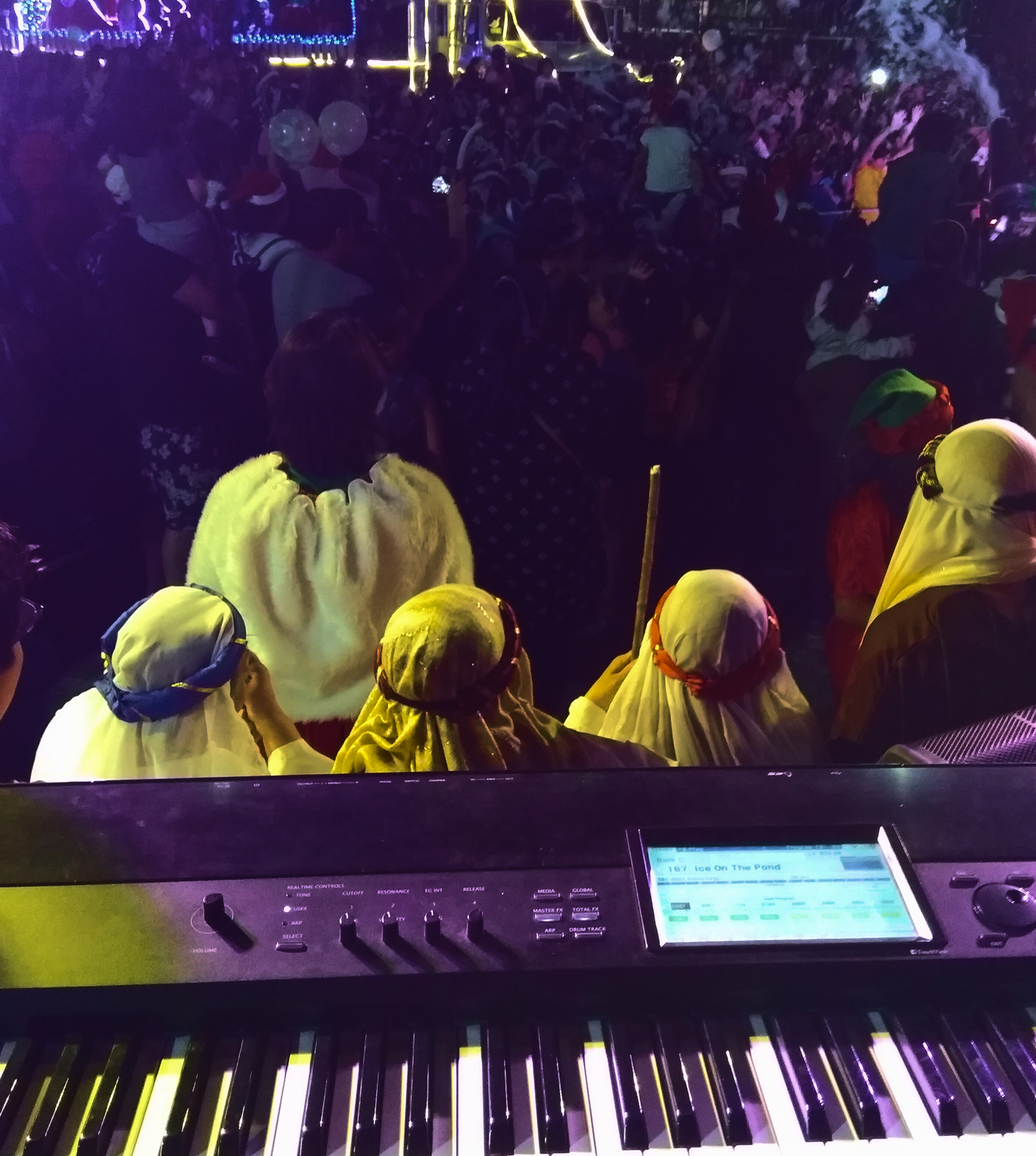 Javier tocando piano para evento navideño