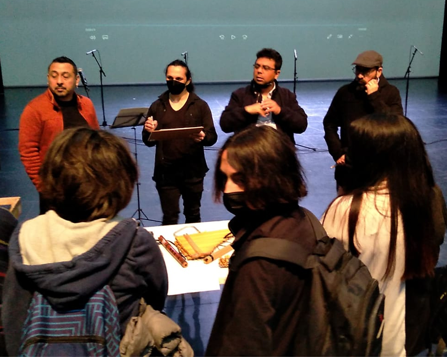 Javier exponiendo en un taller de música en Parque Cultural de Valparaíso