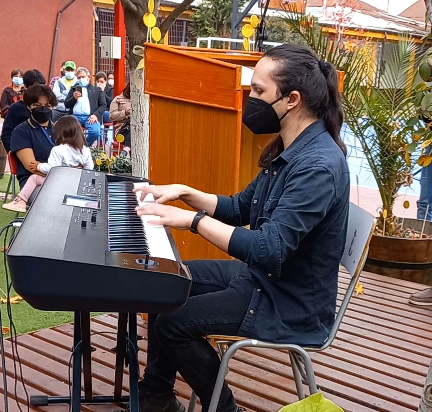 Javier Tocando en una ceremonia de premiación