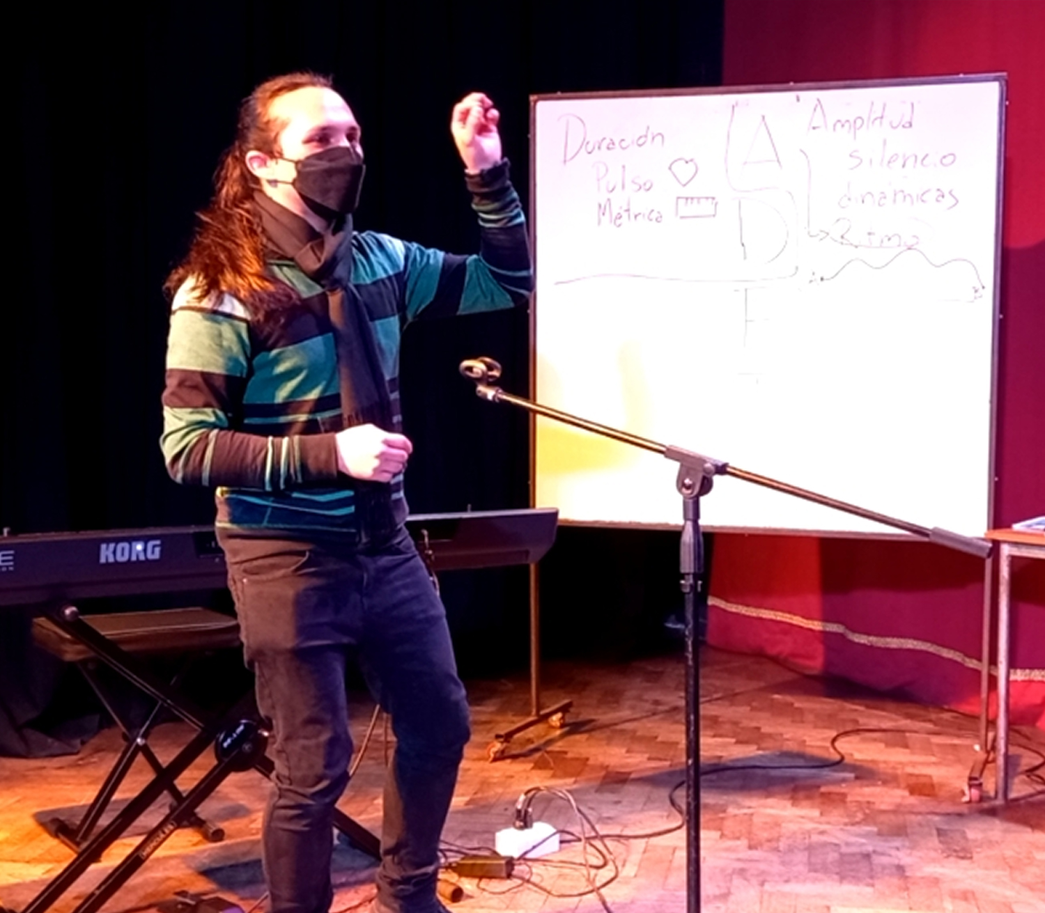 Javier dando una charla en el Teatro de Graneros