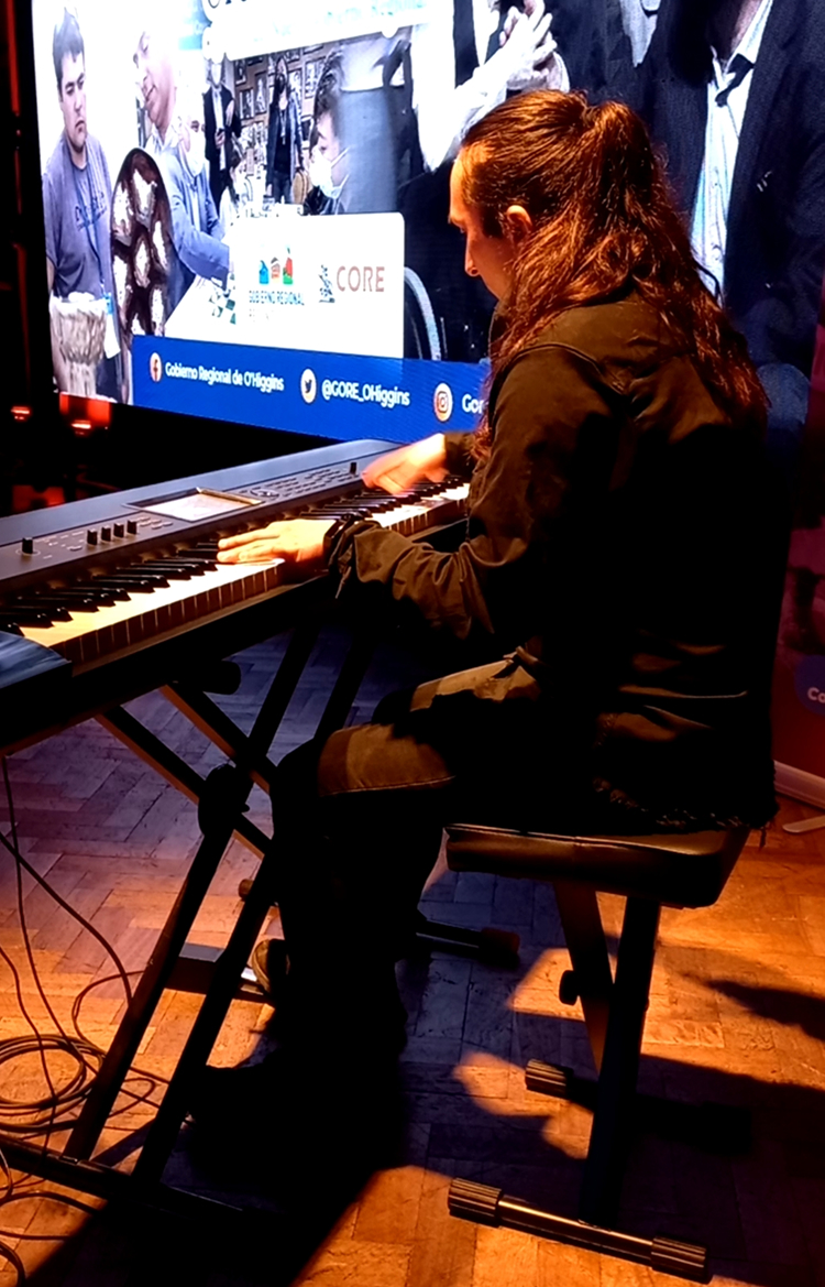 Javier tocando piano en un acto público en el Teatro de Graneros