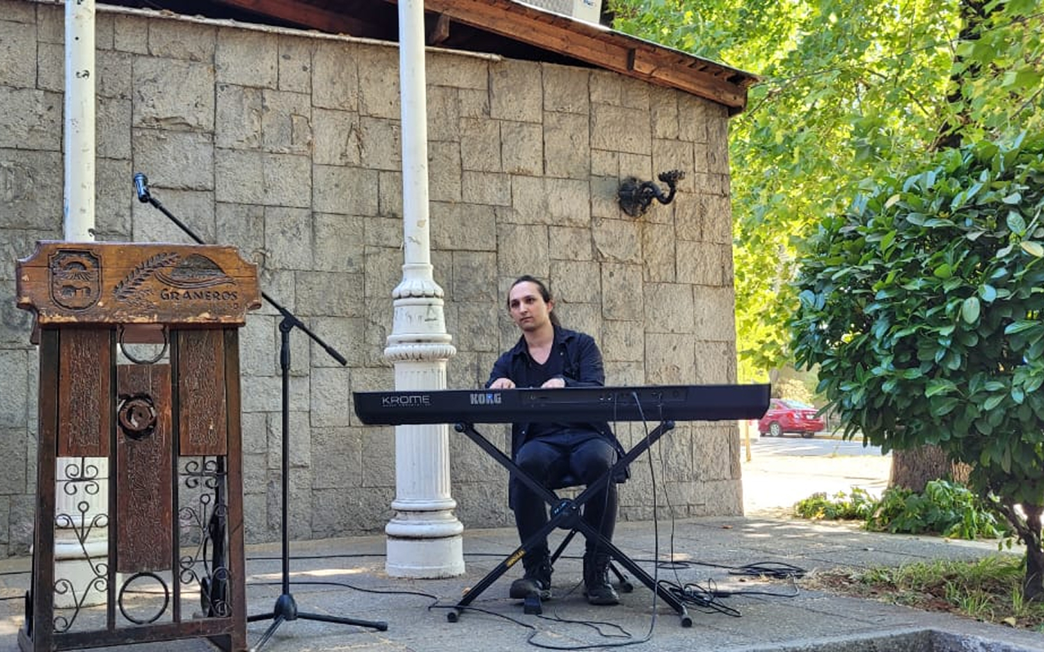 Javier en un concierto al aire libre en la plaza de Graneros
