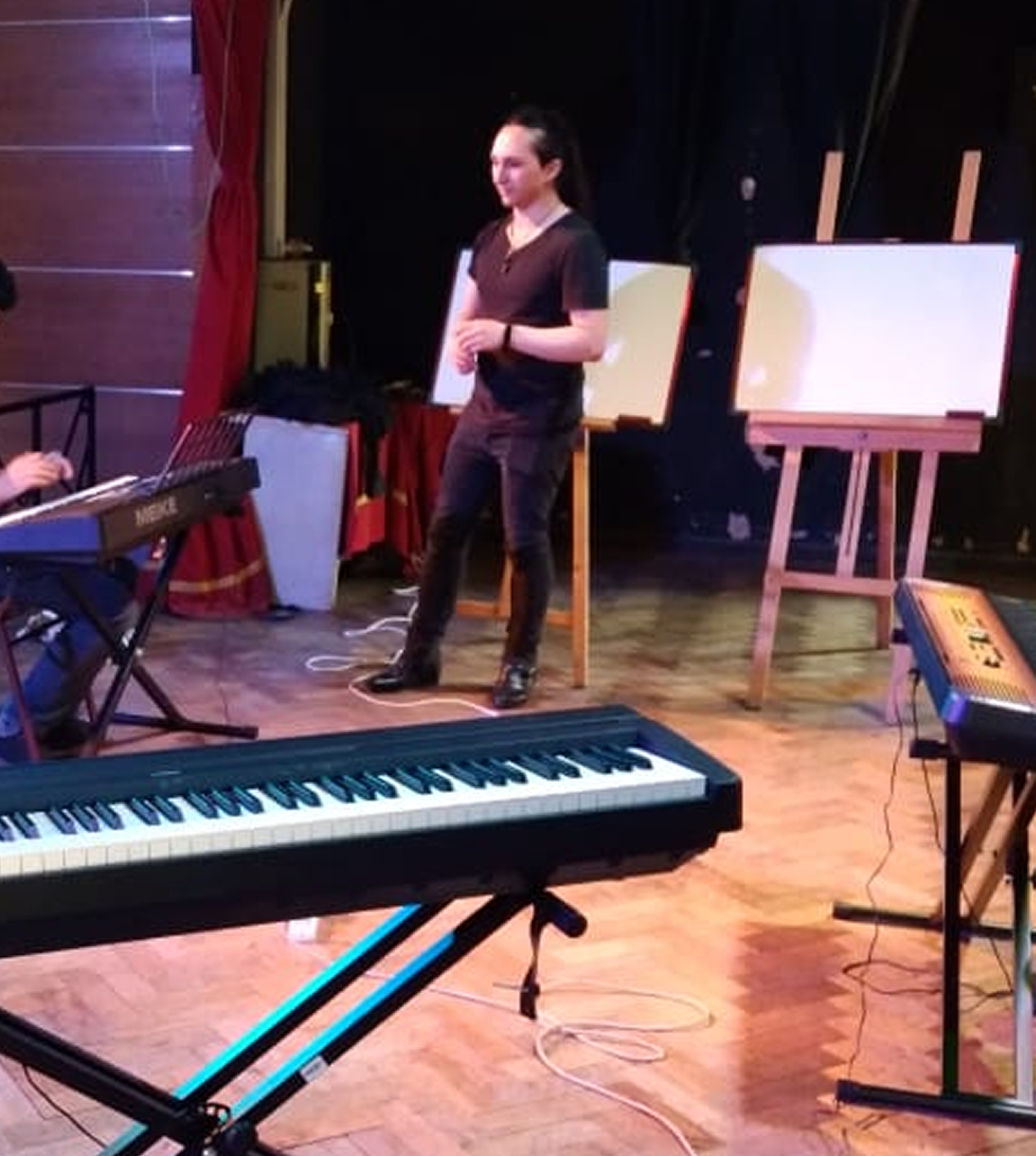 Javier dando una clase en el Teatro de Graneros