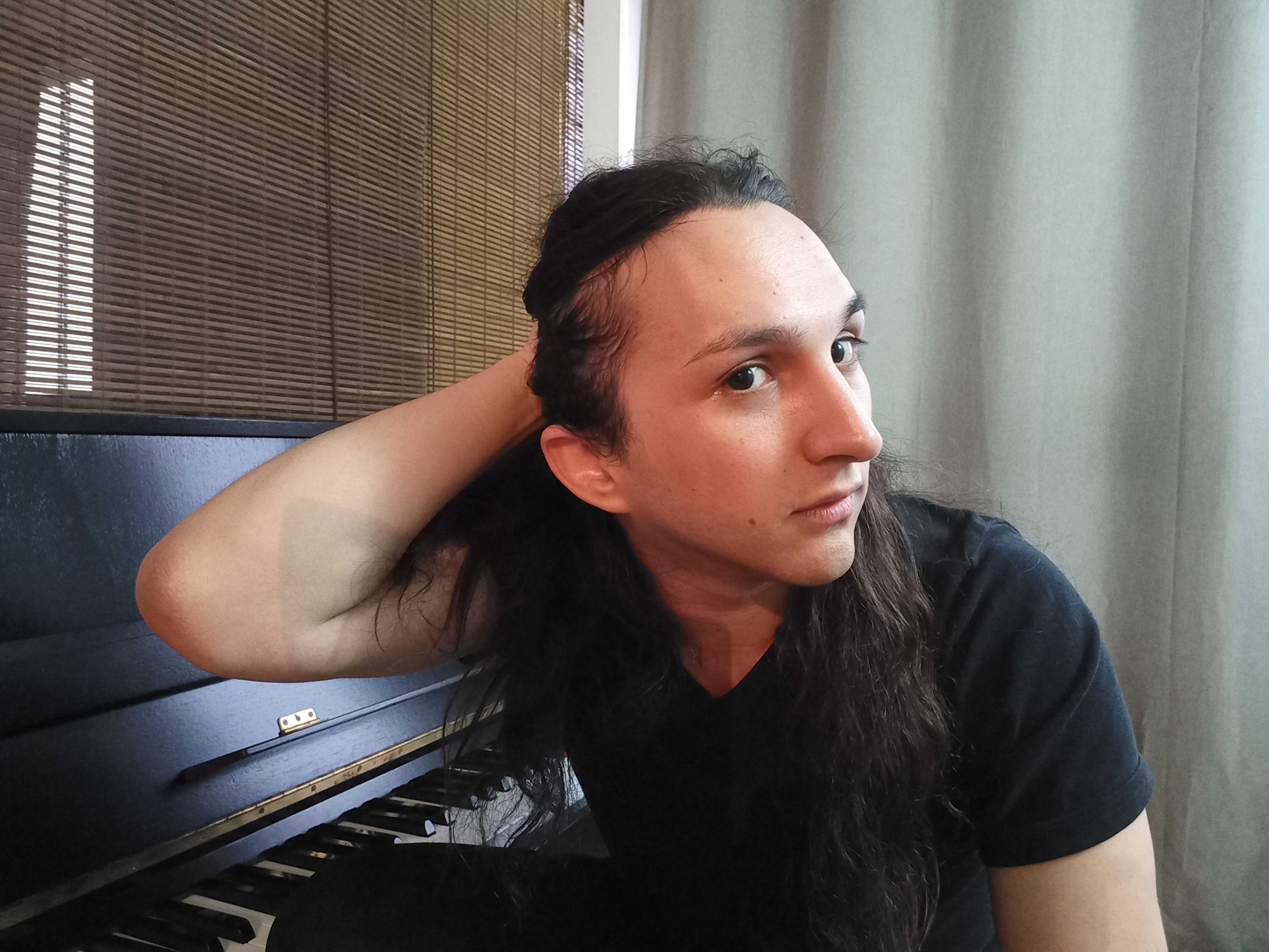 Javier Aldunate junto a su piano